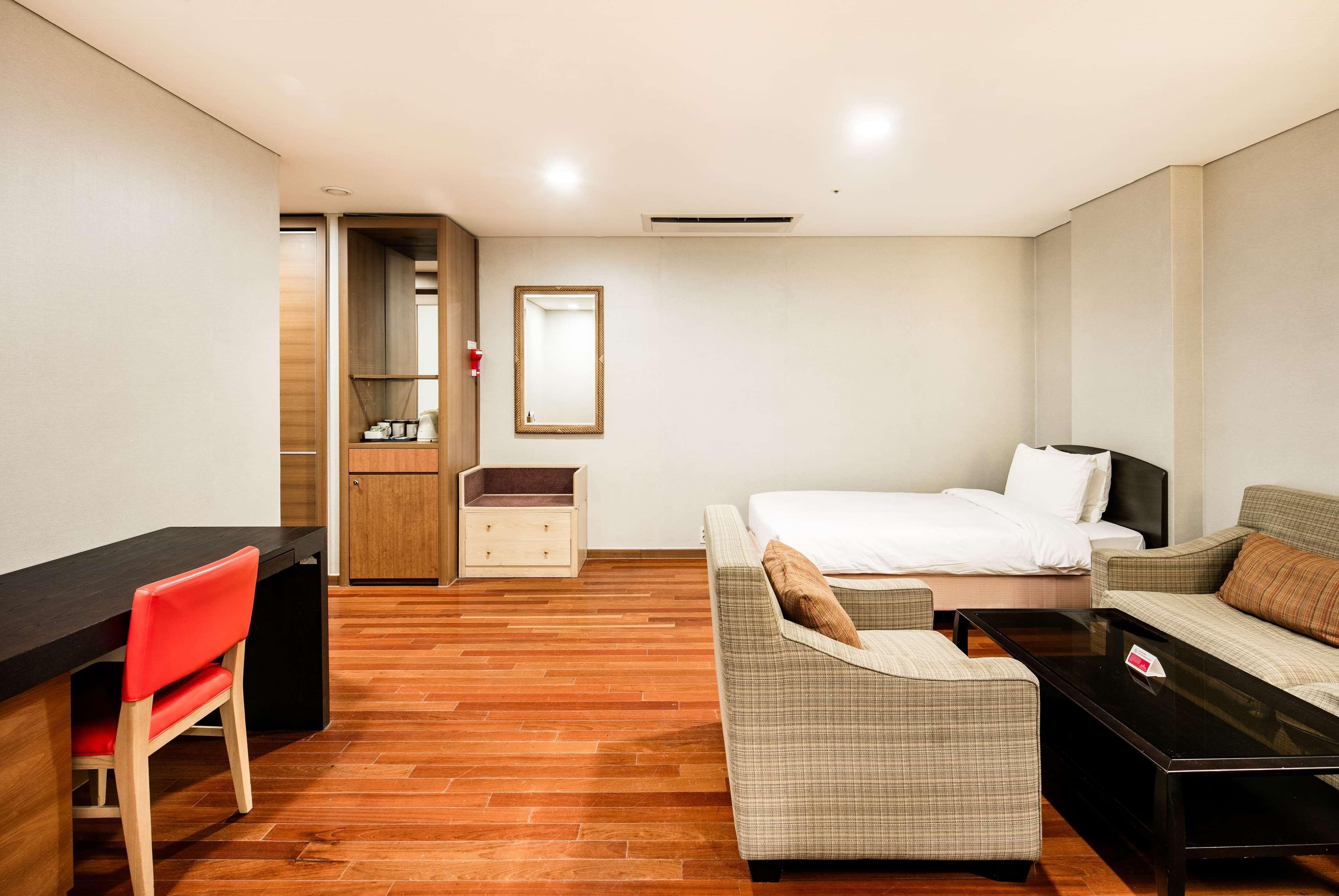 Ramada And Namdaemun Hotel